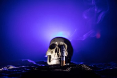 Sigara içilmiyor. Sigaralı yaratıcı tablo dekorasyonu. Sigara kansere neden olur ve öldürür. Hayat boyu kafatası ve sigara. Seçici odak