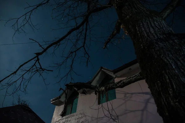 Vollmond Über Einem Ruhigen Dorf Der Nacht Schöne Nächtliche Berglandschaft — Stockfoto