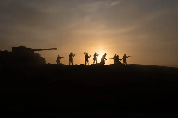 Conceito Guerra Silhuetas Militares Lutando Cena Fundo Céu Nevoeiro Guerra — Fotografia de Stock