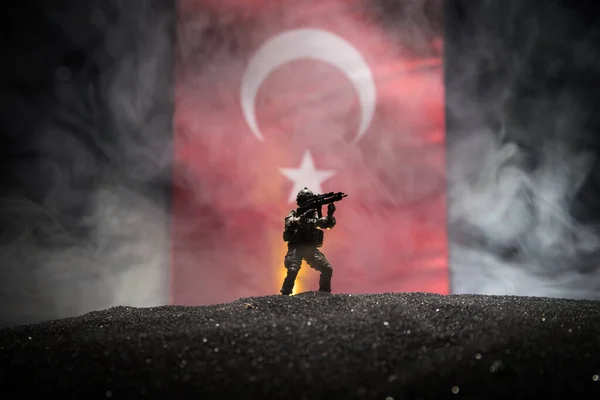Török Hadviselés Fegyveres Katona Sziluettje Egy Török Zászló Ellen Kreatív — Stock Fotó