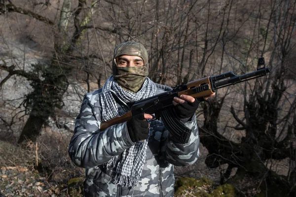 Homem Mascarado Com Espingarda Pronta Para Atacar Floresta Bandido Perigoso — Fotografia de Stock