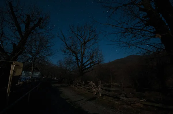 Úplněk Nad Tichou Vesnicí Noci Krásná Noční Krajina Horské Vesnice — Stock fotografie