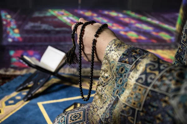Donna Musulmana Che Prega Allah Dio Musulmano Presso Moschea Mani — Foto Stock