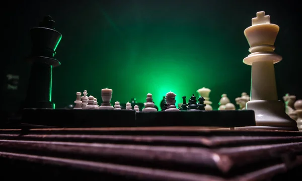 Hra Šachovnici Obchodními Nápady Konkurencí Šachové Postavy Tmavém Pozadí Kouřem — Stock fotografie