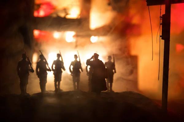 Conceito Guerra Silhuetas Militares Lutando Cena Fundo Céu Nevoeiro Guerra — Fotografia de Stock