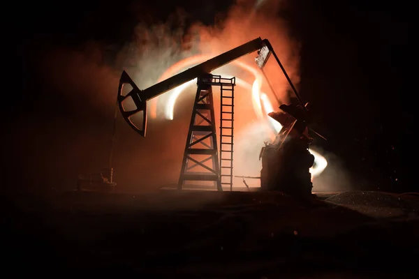 霧とバックライトと夜の石油ポンプと石油精製工場 エネルギー産業の概念 選択的フォーカス 美術品装飾 — ストック写真