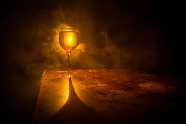 Goblet Vin Träbord Med Vackra Tonade Lampor Bakgrunden Glasögon Vin — Stockfoto