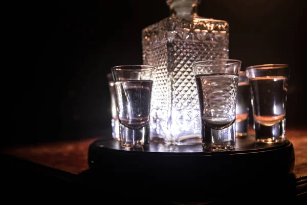 Een Prachtige Karaf Met Wodka Staat Een Houten Tafel Met — Stockfoto