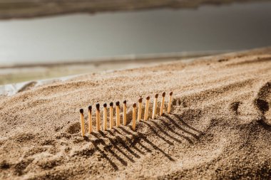 Corona virüsü salgınının yayılmasını nasıl durduracağını gösteren sosyal uzaklık kavramı. Daha uzun mesafeli bir maç seçici odak noktalarının yanmasını durdurur. Gün batımı arkaplanı