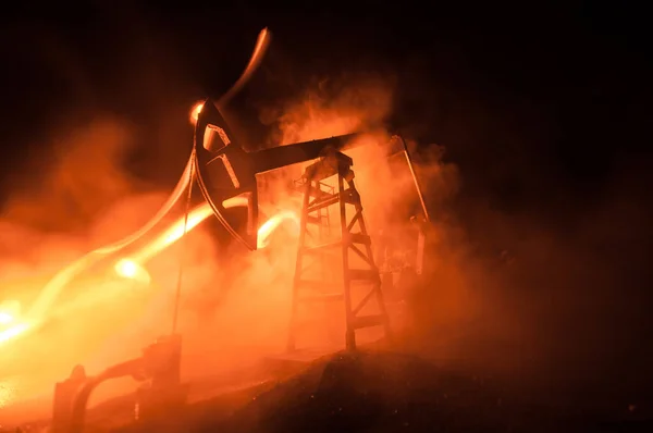 Bomba Aceite Fábrica Refinación Aceite Por Noche Con Niebla Contraluz — Foto de Stock