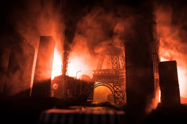 Calle Vacía Ciudad Quemada Llamas Suelo Ráfagas Humo Distancia Vista —  Fotos de Stock