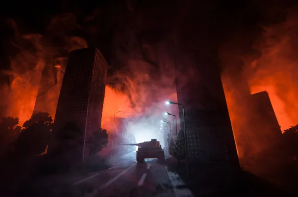 Kiégett Város Üres Utcája Lángok Földön Füsttel Távolban Apokaliptikus Kilátás — Stock Fotó