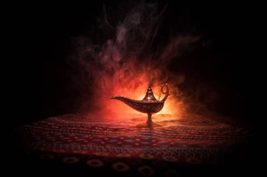 Antik Aladdin Arap geceleri, yumuşak beyaz dumanlı, karanlık arka planlı, cin tarzı yağ lambası. Dilek lambası konsepti