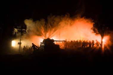 Savaş Konsepti. Zırhlı araç siluet savaş sahnesi sisli gökyüzü arka planında gece. Amerikan tankı savaşmaya hazır. Yaratıcı dekorasyon