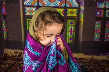 İçeride tesettürlü mutlu Müslüman kız. Genç Müslüman bir kızın portresi