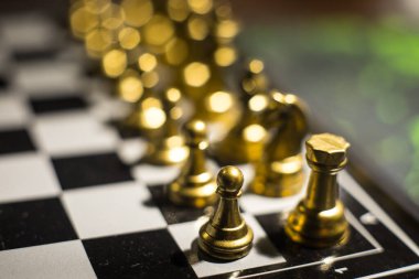 İş fikirleri ve rekabet Satranç tahtası oyun kavramı. Duman ve sis ile karanlık bir arka plan üzerinde Satranç rakamlar. Seçici odaklama