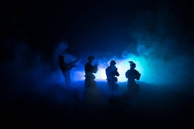 Savaş Konsepti. Askeri siluetler savaş sisli gökyüzü arka planında savaş sahnesi, Dünya Savaşı Askerleri Silueti Bulutlu Gökyüzünün Altında Gece. Harap olmuş şehirde savaş. Seçici odak