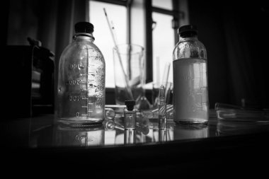 Okulun laboratuarında pencerenin önünde tıbbi cam var. Karanlık Oda. Seçici odak