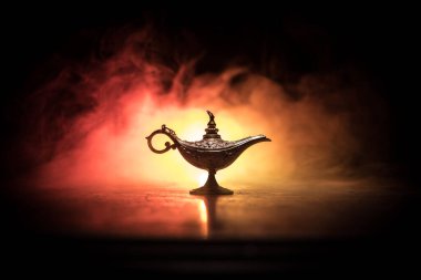 Antik Aladdin Arap geceleri, yumuşak beyaz dumanlı, karanlık arka planlı, cin tarzı yağ lambası. Dilek lambası konsepti