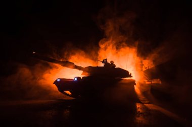 Savaş Konsepti. Zırhlı araç siluet savaş sahnesi sisli gökyüzü arka planında gece. Amerikan tankı savaşmaya hazır. Yaratıcı dekorasyon