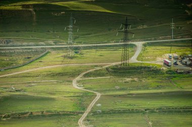 Azerbaycan 'daki dağlarda güzel bir günbatımı manzarası. Hava bulutlu. Görüntüyü büyüt.