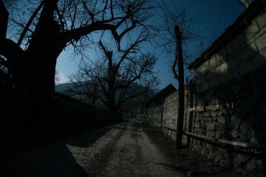 Gece sessiz köyde dolunay var. Ay ışığı altındaki dağ köyünün güzel gece manzarası. Azerbaycan doğası. Uzun pozlu çekim