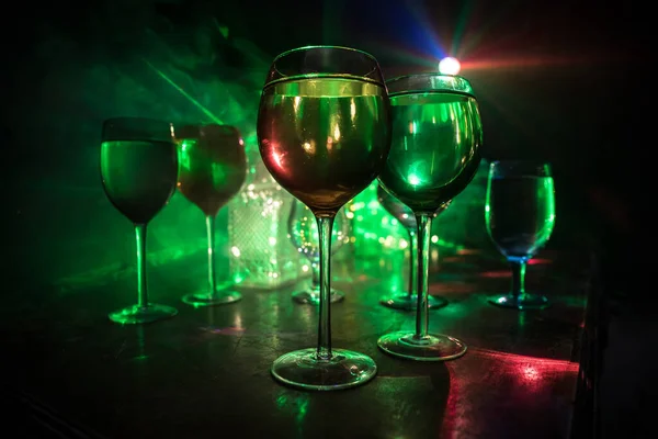 Ένα Ποτήρι Κρασί Ξύλινο Τραπέζι Όμορφα Τονισμένα Φώτα Στο Φόντο — Φωτογραφία Αρχείου