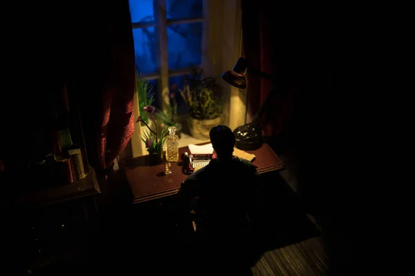 Geceleri Mobilyası Penceresi Olan Gerçekçi Bir Bebek Evi Oturma Odası — Stok fotoğraf