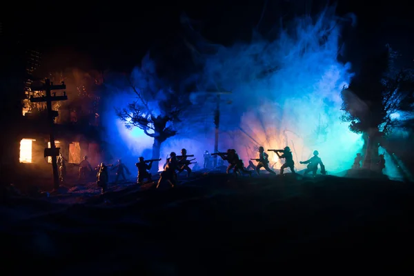 戦争の概念 戦場の霧の空を背景にした軍のシルエット 曇ったスカイラインの下の世界大戦兵士シルエット夜 荒廃した都市での戦い 選択的焦点 — ストック写真