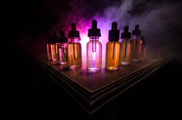 Vape Concept Rook Wolken Vape Vloeibare Flessen Donkere Achtergrond Lichteffecten — Stockfoto