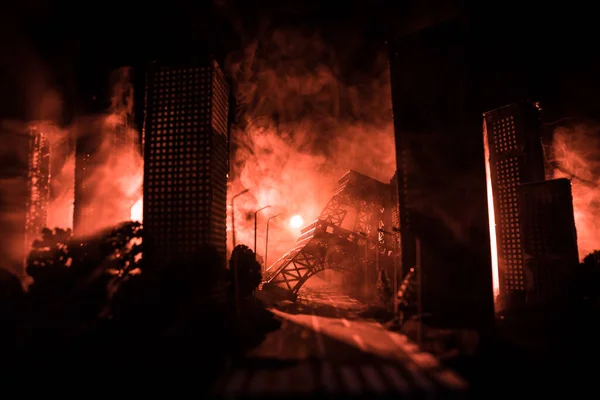 Lege Straat Van Afgebrande Stad Vlammen Grond Ontploft Met Rook — Stockfoto