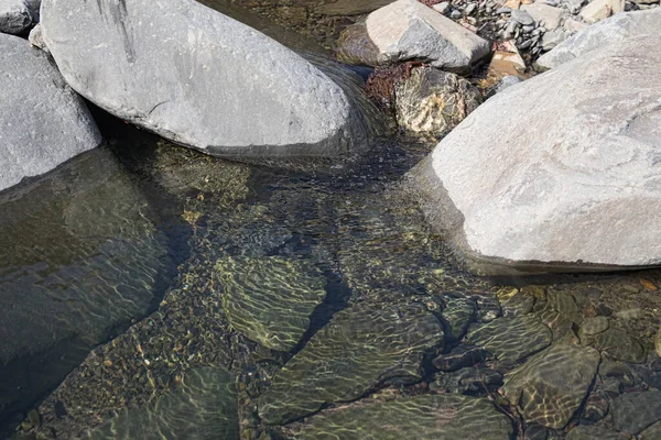 Καλοκαιρινή Λιακάδα Δημιουργεί Όμορφα Σχέδια Πέτρες Του Ποταμού Κάτω Από — Φωτογραφία Αρχείου