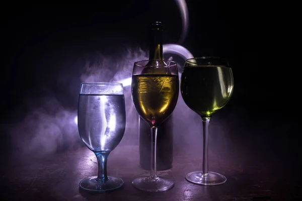 와인을 아름다운 등불을 배경으로 놓았다 어두운 배경에 선택적 집중입니다 — 스톡 사진
