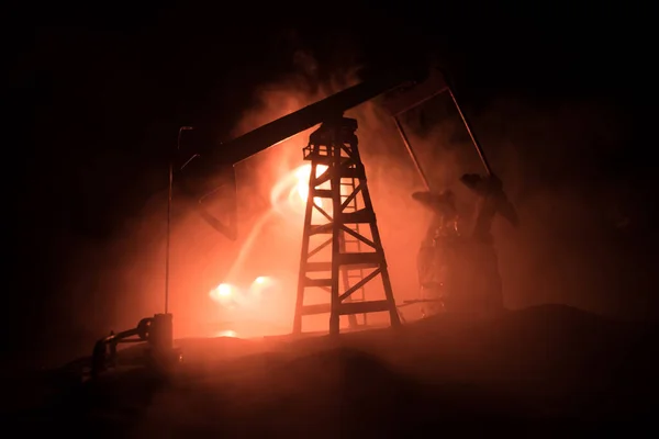 Bomba Aceite Fábrica Refinación Aceite Por Noche Con Niebla Contraluz — Foto de Stock