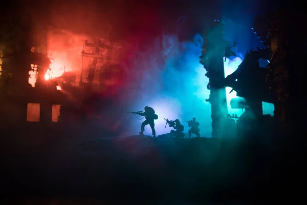 火災や煙の中に立って大口径のライフルで陸軍狙撃手 戦争の概念 戦争霧の空の背景の戦闘シーン 雲のスカイラインの下で夜のシルエットと戦う 戦争で破壊された都市 — ストック写真