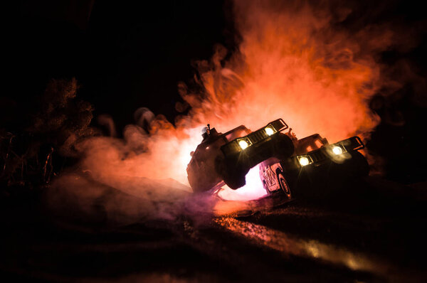 Концепция войны. Сцена сражения на фоне тумана войны, боевые силуэты под облачным горизонтом ночью. Армейский автомобиль с солдатами художественное оформление. Селективный фокус
