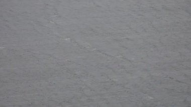 D-Log. Rüzgarlı havada dağ gölü. Zoom atışı. Bakü. Azerbaycan