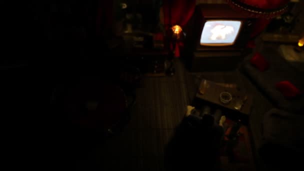Реалістична Вітальня Лялькового Будиночка Меблями Вікнами Вночі Художнє Оздоблення Столу — стокове відео