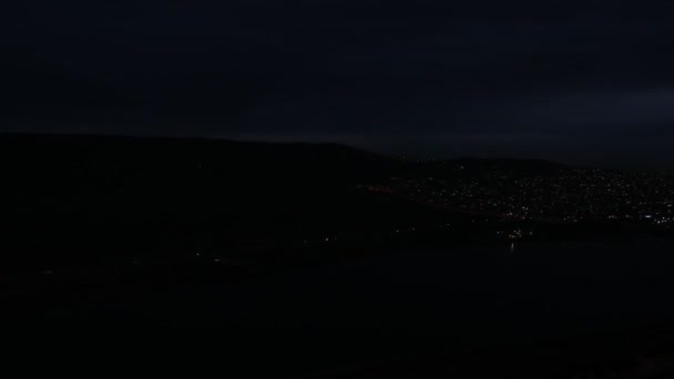 Paisagem Noturna Colorida Com Lago Montanhas Lua Cheia Luzes Cidade — Vídeo de Stock