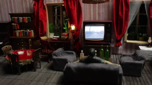 一个现实的玩具店客厅 晚上有家具和窗户 手工制作的写实主义玩具店装饰桌子 男人在黑暗的房间里摆弄着复古风格的电视机 有选择的重点 — 图库视频影像