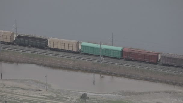 装有油罐车的货运列车通过铁路卡车行驶 火车飞走了 — 图库视频影像