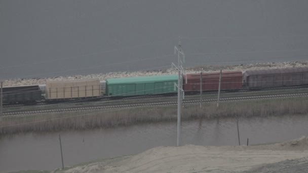 Tartálykocsikkal Felszerelt Tehervonat Vasúti Teherautókra Száll Vonat Elhalad — Stock videók