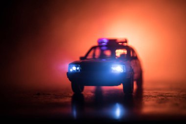 Polisle Corona virüsü konsepti. Corona virüsünü önlemek için tedbir amaçlı önlemler için evde kal. Çevik kuvvet polisi hazır olmak için işaret verdi. Karanlık arka planda ışıklarla tüttürmek. Seçici odak