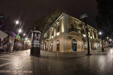 BAKU, AZERBAIJAN - 7 Nisan 2020 - Bakü, Azerbaycan şehir merkezi. Geceleri Azerbaycan 'ın başkenti Bakü' nün boş sokakları. Covid salgını yaşanıyor