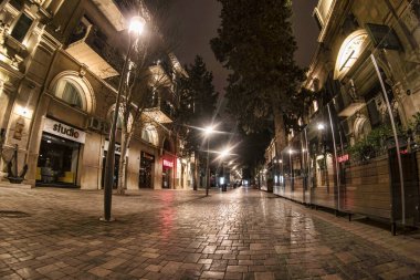 BAKU, AZERBAIJAN - 7 Nisan 2020 - Bakü, Azerbaycan şehir merkezi. Geceleri Azerbaycan 'ın başkenti Bakü' nün boş sokakları. Covid salgını yaşanıyor