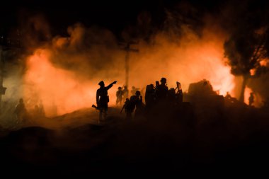 Savaş Konsepti. Zırhlı araç siluet savaş sahnesi sisli gökyüzü arka planında gece. Amerikan tankı savaşmaya hazır. Yaratıcı dekorasyon