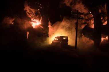 Savaş Konsepti. Askeri siluetler savaş sisli gökyüzü arka planında savaş sahnesi, Dünya Savaşı Askerleri Silueti Bulutlu Gökyüzünün Altında Gece. Harap olmuş şehirde savaş. Seçici odak