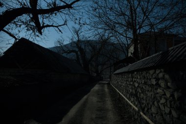 Gece sessiz köyde dolunay var. Ay ışığı altındaki dağ köyünün güzel gece manzarası. Azerbaycan doğası. Uzun pozlu çekim