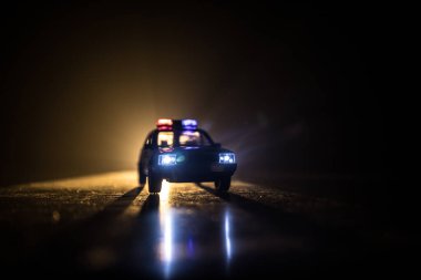 Polisle Corona virüsü konsepti. Corona virüsünü önlemek için tedbir amaçlı önlemler için evde kal. Çevik kuvvet polisi hazır olmak için işaret verdi. Karanlık arka planda ışıklarla tüttürmek. Seçici odak