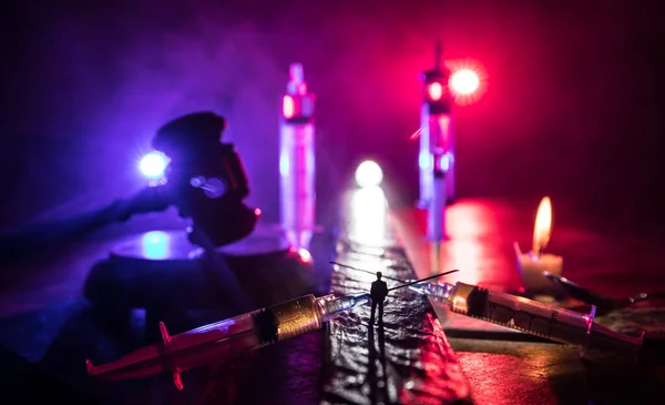 Концепція Проблеми Наркотиками Силует Человека Стоящего Середине Дороги Туманную Ночь — стокове фото